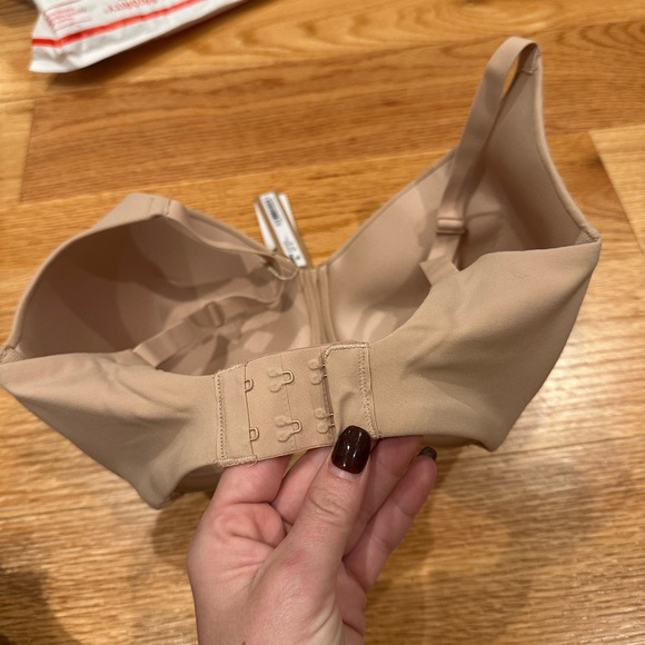 SKIMS Fits Everyone T-Shirt Nude Bra - Picture 5 of 6